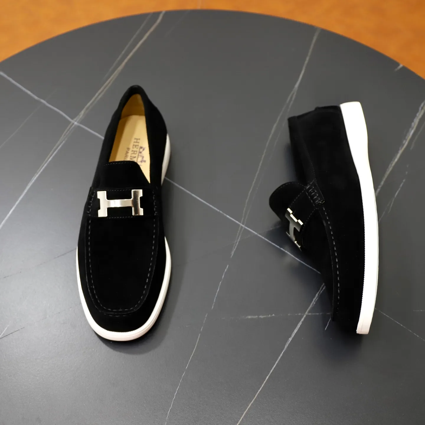 Ex-factory price: 540💰Hermès/Hermès slip-on men's shoes. This shoe is made of imported cow suede leather, with simple and smooth lines, and a 3CM rubber foam ultra-light sole combined with aerodynamic design! Youthful and fashionable, H button decoration, contrasting leather embellishment on the heel, calf lining to gently wrap your feet, with embossed logo cowhide feet, leather rock strips, casual and urban style, highlighting youthful vitality, sports and leisure version, super versatile Size number: 38-39-40-41-42-43-44 Standard leather shoe size (45 can be customized but does not support returns)